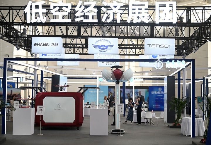 6月20日，參觀者在博覽會(huì)低空經(jīng)濟(jì)展團(tuán)參觀。新華社記者 趙子碩 攝