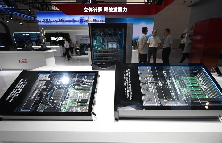 這是6月20日在博覽會(huì)上拍攝的中科曙光展區(qū)的一臺(tái)人工智能服務(wù)器。新華社記者 趙子碩 攝