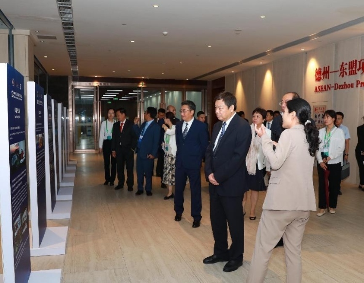 與會嘉賓參觀圖片展。中國外文局供圖