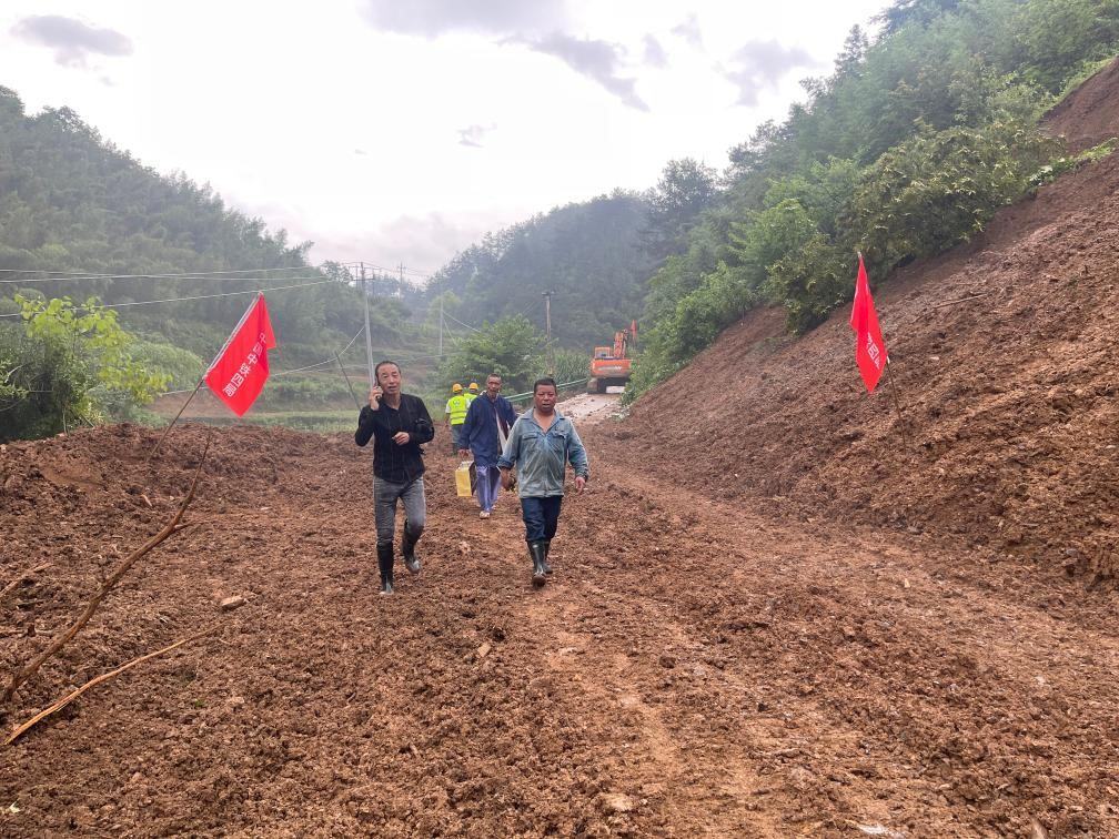 6月22日，木石里008縣道最后一個(gè)塌方點(diǎn)搶通。（受訪者供圖）