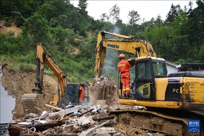 6月23日，救援人員在魚市鎮(zhèn)斗溪村龍?zhí)两M山體滑坡現(xiàn)場開展救援工作。新華社記者 陳振海 攝