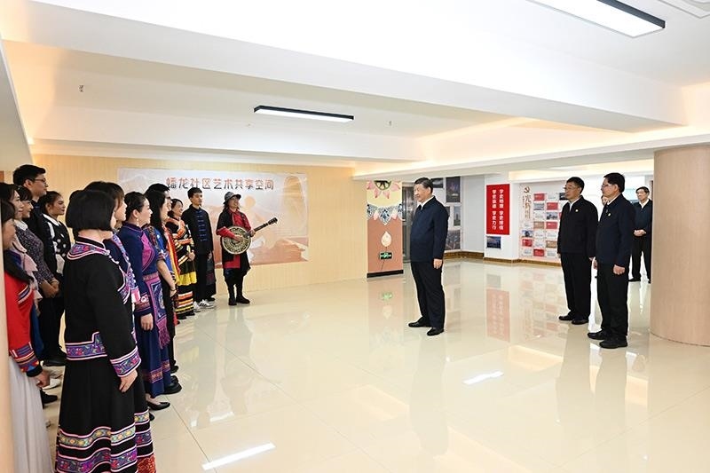 2023年12月14日，習(xí)近平總書記在廣西南寧市良慶區(qū)蟠龍社區(qū)黨群服務(wù)中心文體活動室同社區(qū)居民親切交流。