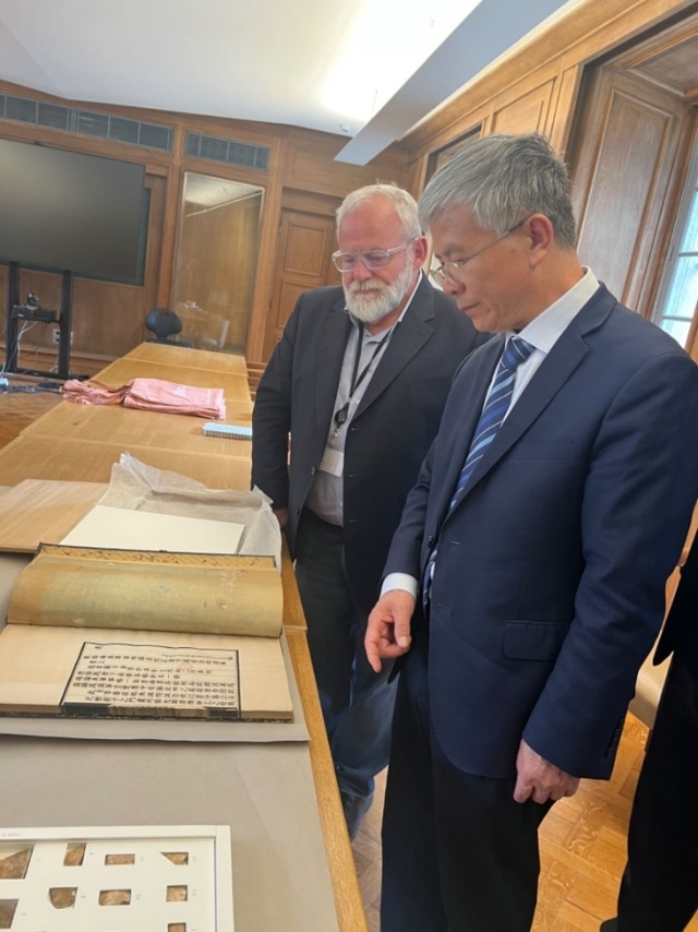 山東大學校長李術(shù)才率團訪問法國國家圖書館。山東大學供圖