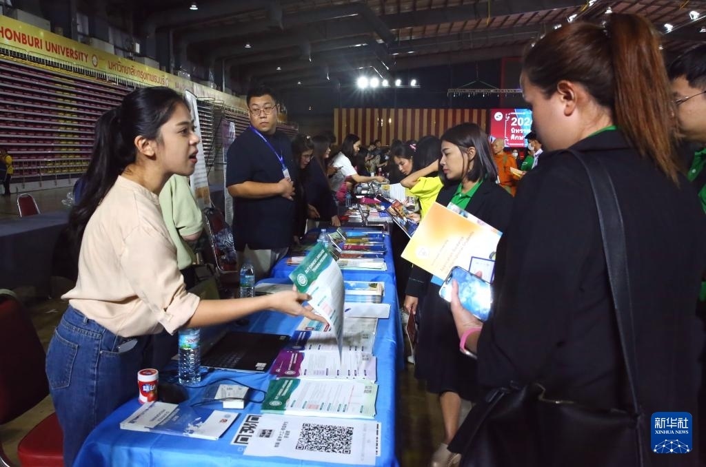 6月22日，在泰國曼谷吞武里大學(xué)舉辦的中國高等教育展上，學(xué)生在中國高校展臺前了解信息。新華社記者 孫瑋彤 攝