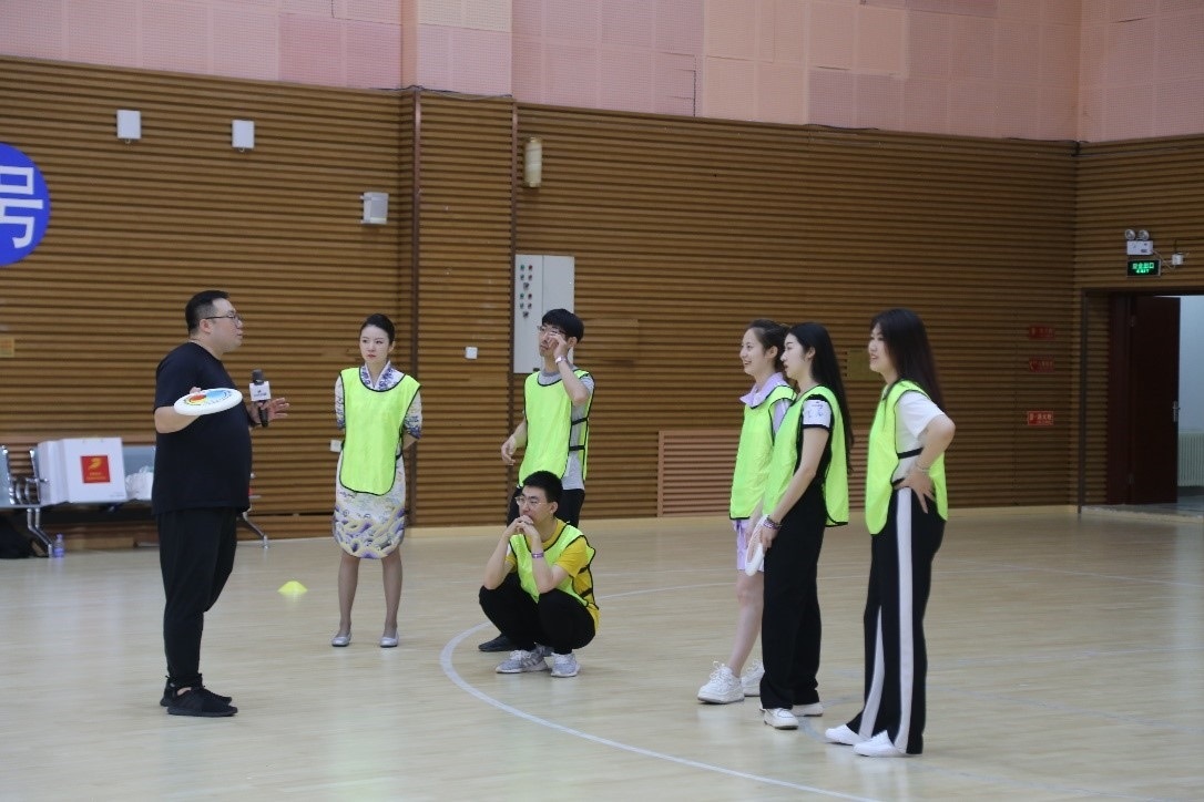 在“友趣體驗(yàn)營(yíng)”上，年輕用戶正在學(xué)習(xí)飛盤運(yùn)動(dòng)技巧。 受訪者供圖