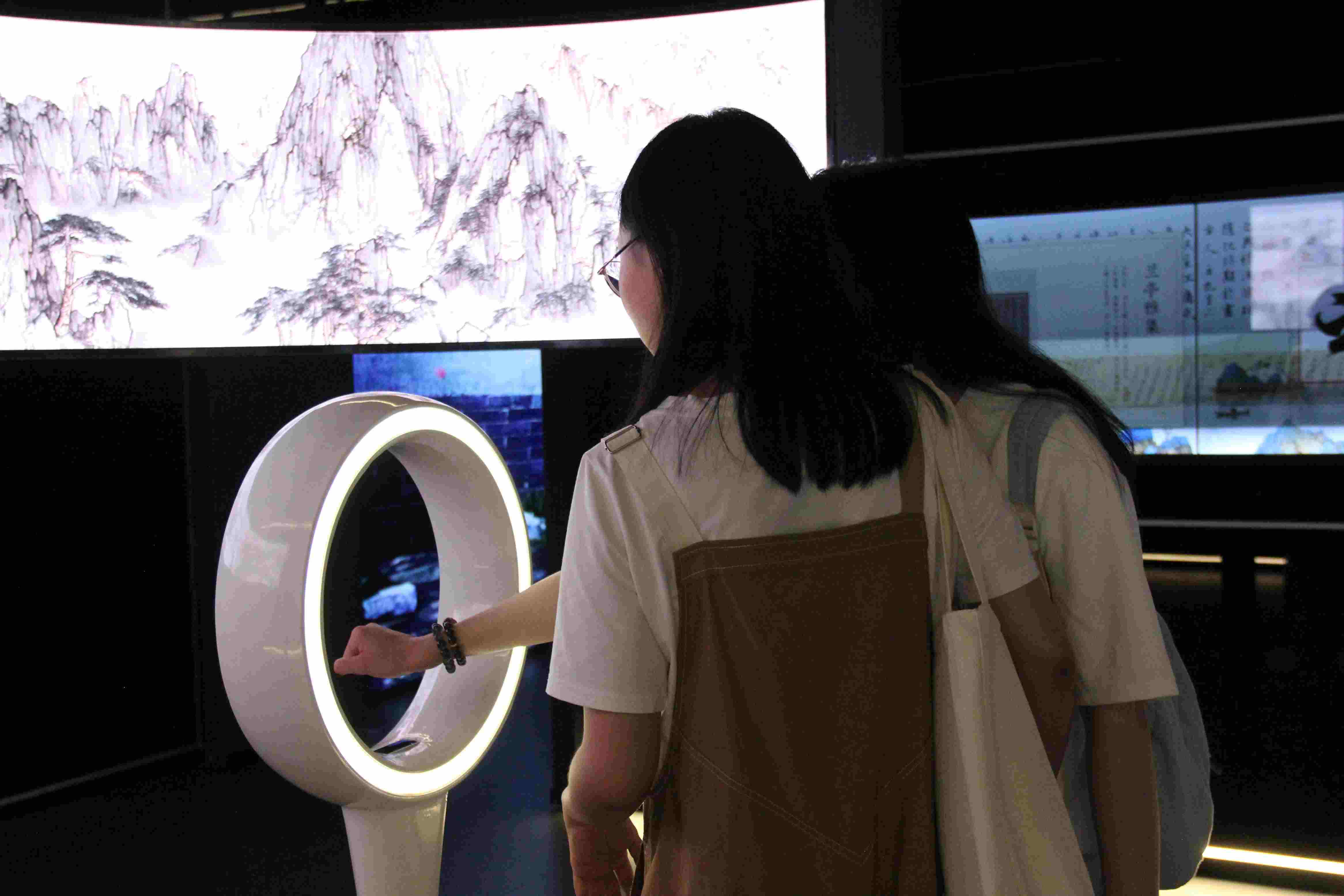游客在“元啟金陵”南京數(shù)字文化客廳參觀并參與互動。受訪者供圖