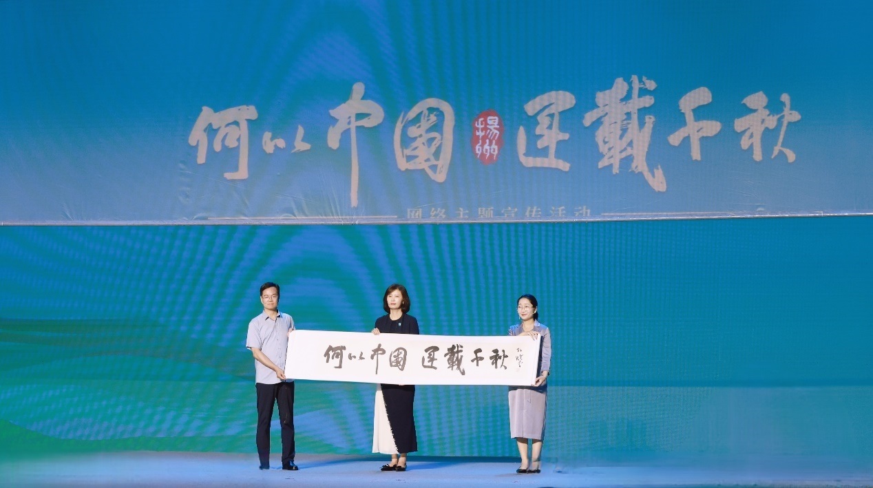 隋唐大運河文化博物館館長曹岳森（左）、揚州中國大運河博物館館長鄭晶（中）、浙東運河博物館負責人張慧（右）共同展卷。