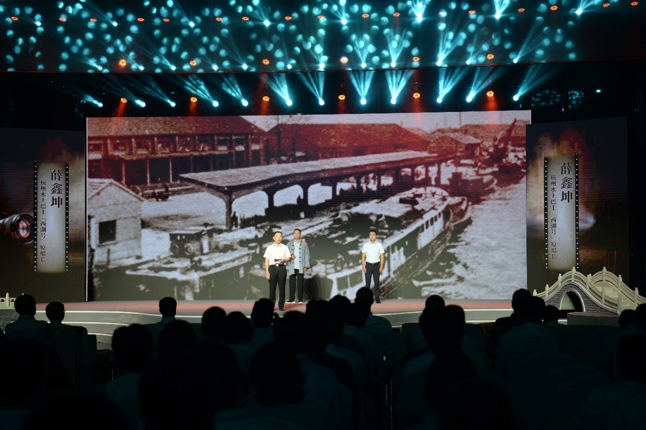 杭州水上巴士“西湖”號原船長薛鑫坤（左）、窯灣古鎮(zhèn)漁民藝術(shù)團團長沈召明（中）、港航潤楊6060貨船主楊杰偉（右）現(xiàn)場講述。