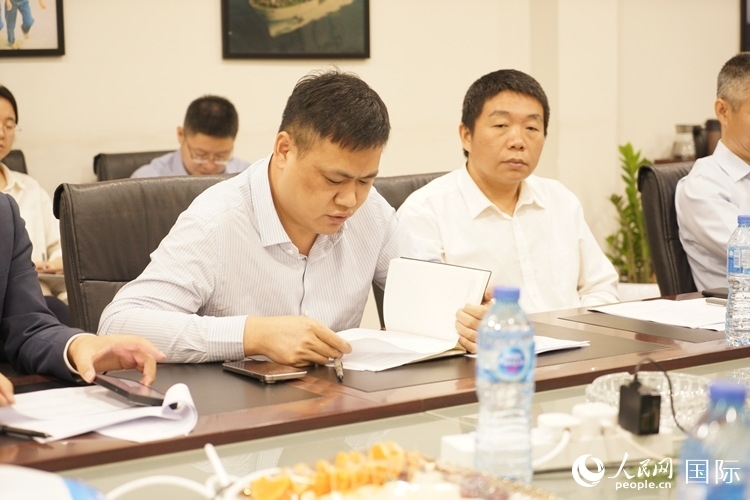 新當(dāng)選尼日利亞中國礦業(yè)聯(lián)合會會長中國和聯(lián)公司董事長李輝發(fā)言。人民網(wǎng)記者 姜宣攝