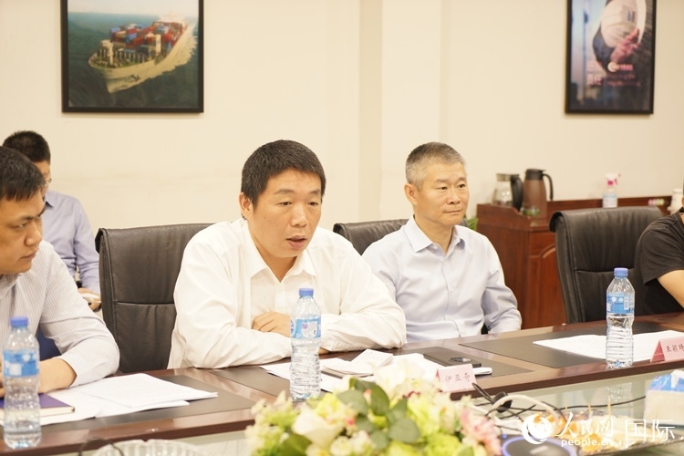 駐尼日利亞使館領(lǐng)僑處主任伊亞奇（中）講話。人民網(wǎng)記者 姜宣攝