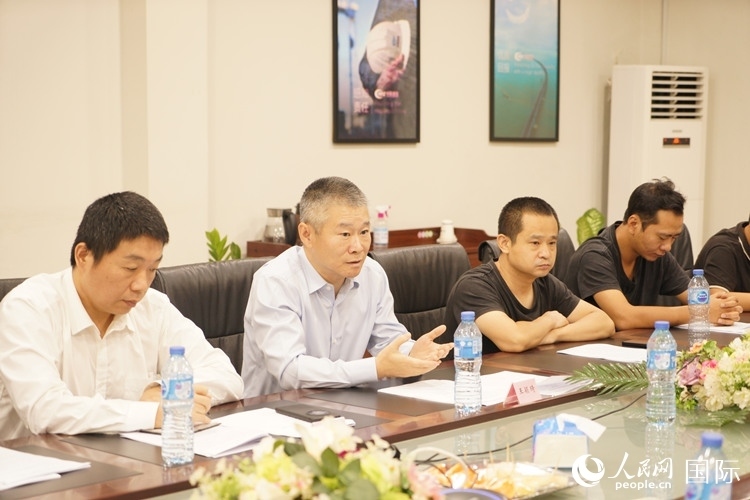 駐尼日利亞使館經(jīng)商處公參王穎琦（左二）講話。人民網(wǎng)記者 姜宣攝