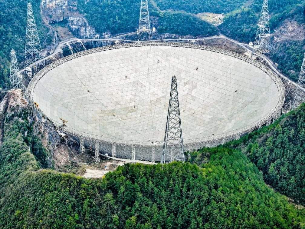 這是2024年2月26日拍攝的位于貴州的“中國天眼”（無人機(jī)全景圖片，維護(hù)保養(yǎng)期間拍攝）。新華社記者 歐東衢 攝