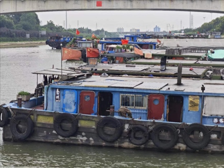 停泊在水上服務(wù)區(qū)的船只。人民網(wǎng)記者 黃鈺攝