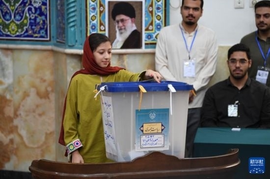 6月28日，伊朗選民在德黑蘭的一處投票站參加總統(tǒng)選舉投票。新華社記者 沙達(dá)提 攝