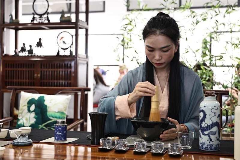茶藝師現(xiàn)場展示宋式點茶。拉巴特中國文化中心供圖