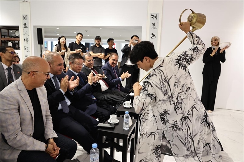 長嘴壺斟茶。拉巴特中國文化中心供圖