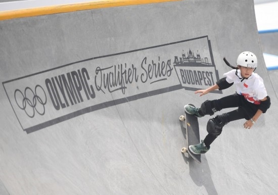6月20日，鄭好好在比賽中，她在預(yù)賽中最佳成績(jī)?yōu)?2.60分。當(dāng)日，巴黎奧運(yùn)會(huì)資格系列賽布達(dá)佩斯站滑板女子碗池預(yù)賽在布達(dá)佩斯舉行。新華社記者 賀燦鈴 攝
