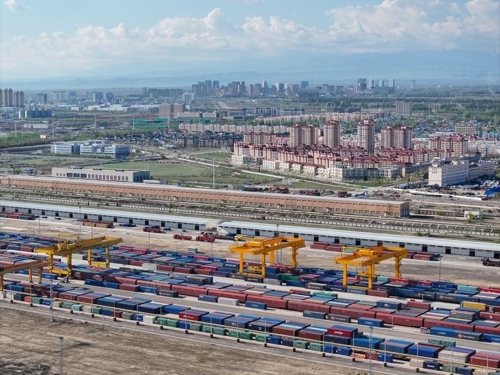 這是2024年4月18日拍攝的霍爾果斯鐵路口岸換裝場（無人機照片）。新華社記者 趙戈 攝