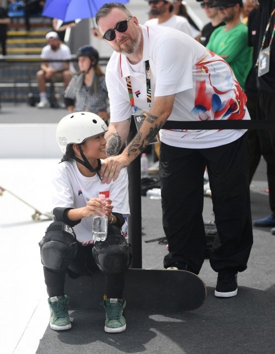 6月20日，鄭好好（左）在比賽間隙與教練互動(dòng)，她在預(yù)賽中最佳成績(jī)?yōu)?2.60分。當(dāng)日，巴黎奧運(yùn)會(huì)資格系列賽布達(dá)佩斯站滑板女子碗池預(yù)賽在布達(dá)佩斯舉行。新華社記者 賀燦鈴 攝