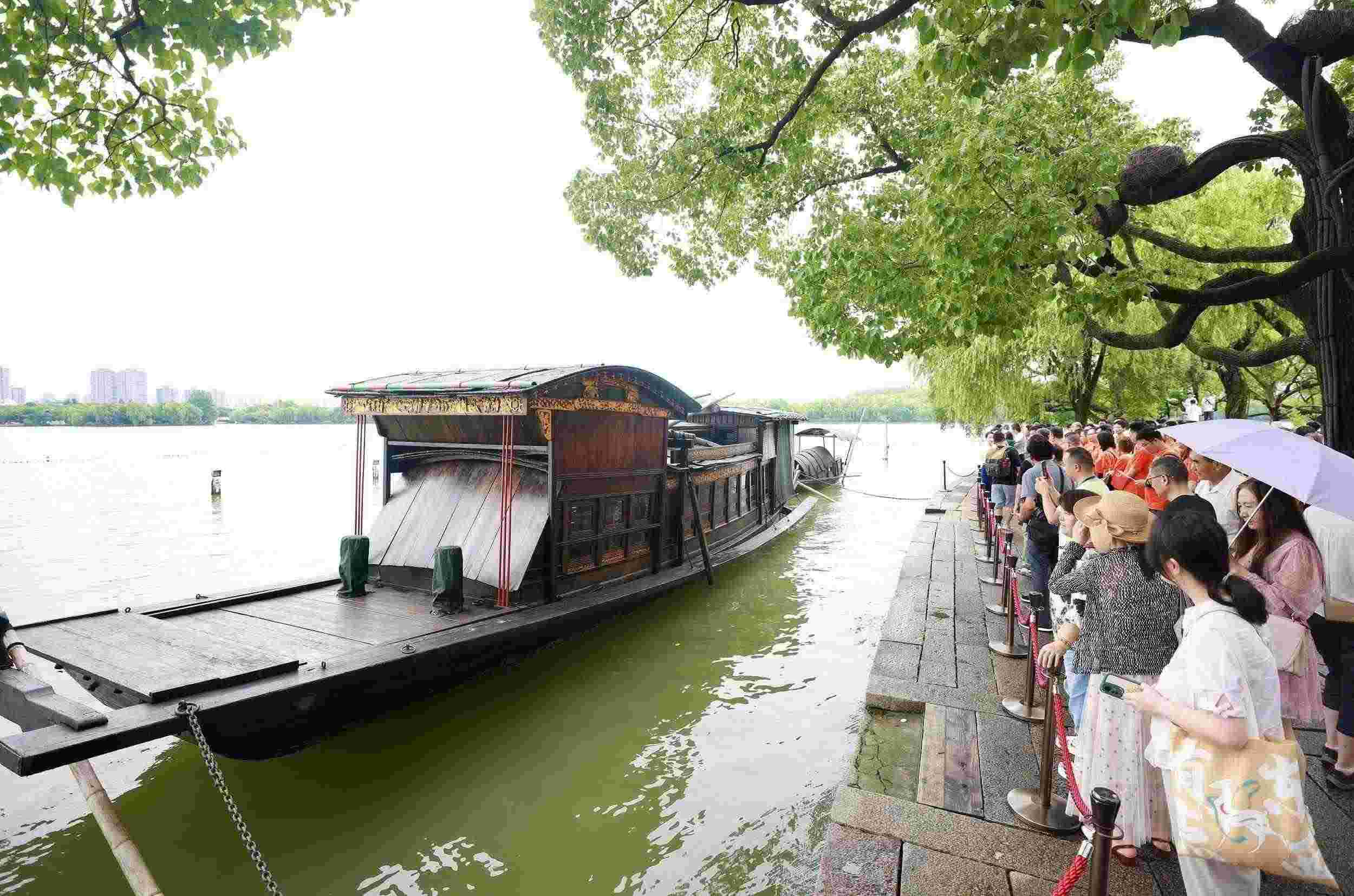 浙江嘉興，游客在南湖景區(qū)湖心島瞻仰紅船，感悟“紅船精神”。（圖片來(lái)源：視覺(jué)中國(guó)）