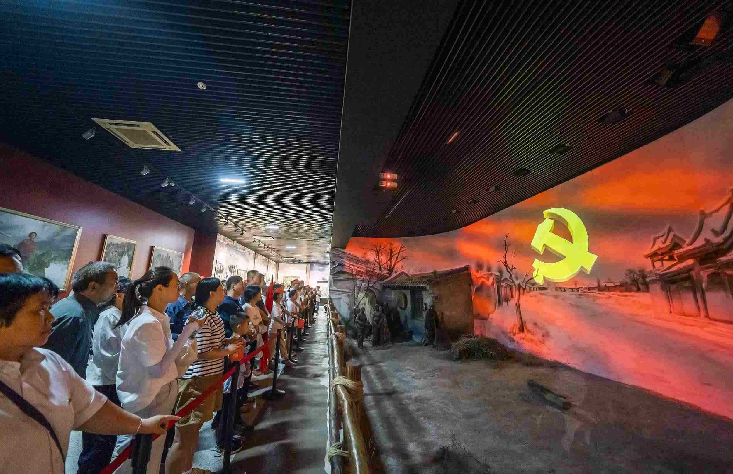 山西呂梁，游客正在文水縣劉胡蘭紀(jì)念館參觀。（圖片來(lái)源：視覺(jué)中國(guó)）