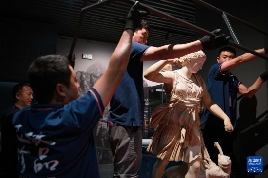 7月2日，工作人員將開箱后的古希臘文物放置在展臺上。新華社記者 張端 攝