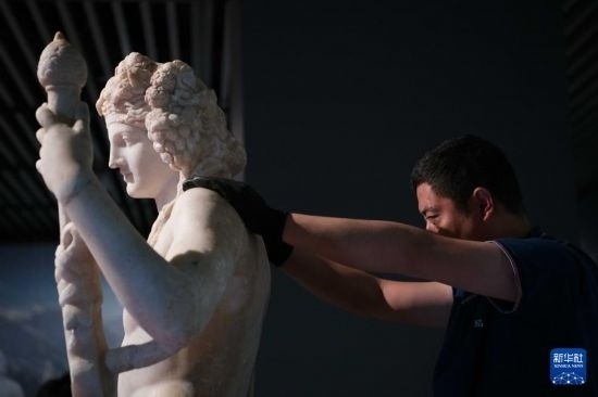 7月2日，工作人員將開箱后的古希臘文物放置在展臺上。新華社記者 張端 攝