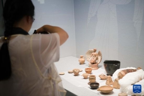 7月2日，開箱后的古希臘文物被工作人員移入展柜。新華社記者 張端 攝