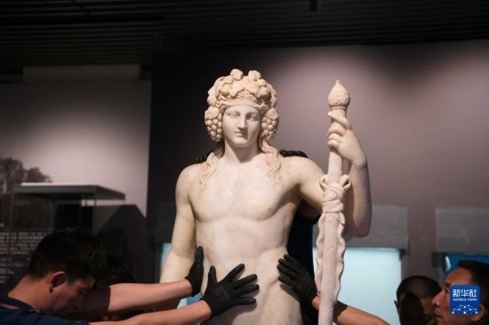 7月2日，工作人員將開箱后的古希臘文物放置在展臺上。新華社記者 張端 攝