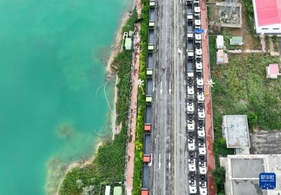 7月2日，車輛在巴克圖口岸有序出境（無人機(jī)照片）。新華社發(fā)（馬丁 攝）