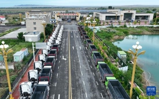 7月2日，車輛在巴克圖口岸有序出境（無人機(jī)照片）。新華社發(fā)（馬丁 攝）