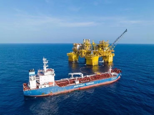 “深海一號”正在開展凝析油外輸作業(yè)。徐海舟攝