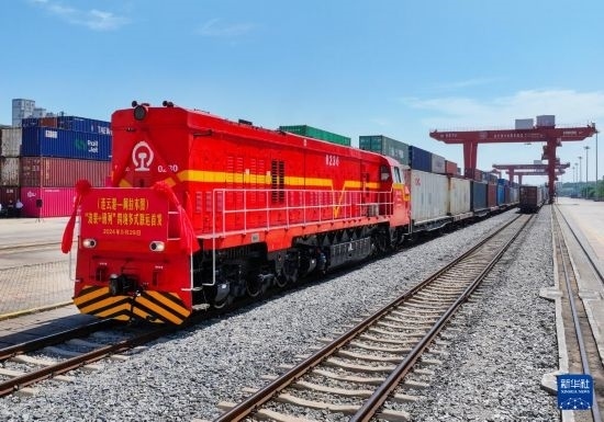 5月29日，在中哈連云港物流合作基地，首列連云港-阿拉木圖“滾裝+班列”跨境多式聯(lián)運(yùn)專列整裝待發(fā)（無人機(jī)照片）。新華社發(fā)（王健民 攝）