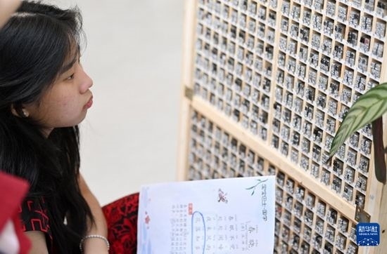 7月3日，外國(guó)學(xué)生在了解中國(guó)的活字印刷。新華社記者 李然 攝