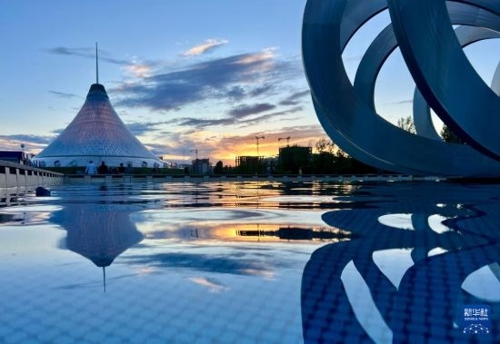 這是7月1日在哈薩克斯坦首都阿斯塔納拍攝的“可汗之帳”購物中心。新華社記者 岳月偉 攝