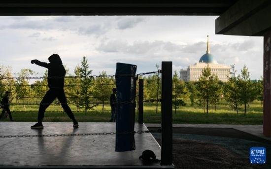 7月2日，在哈薩克斯坦首都阿斯塔納，一名男子在橋下運動場練習(xí)拳擊。新華社記者 白雪騏 攝