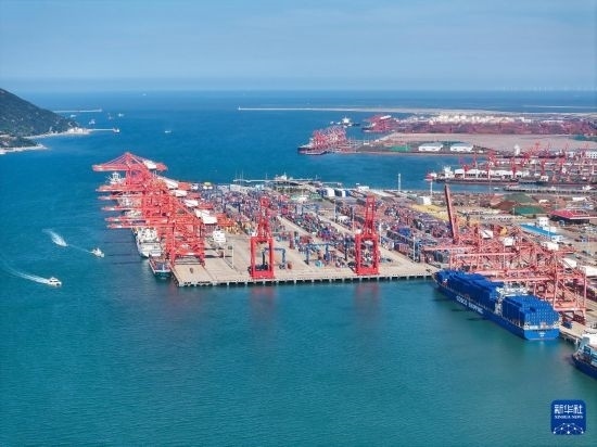 6月26日，貨輪停靠在連云港港集裝箱碼頭（無人機(jī)照片）。新華社記者 季春鵬 攝