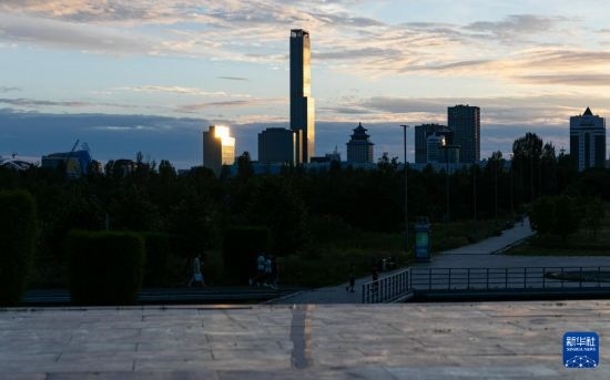 這是7月2日拍攝的哈薩克斯坦首都阿斯塔納市中心的建筑群。新華社記者 白雪騏 攝