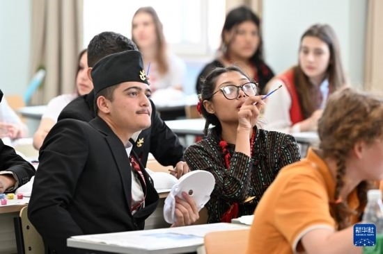 7月3日，外國(guó)學(xué)生在學(xué)習(xí)中國(guó)文化。新華社記者 李然 攝