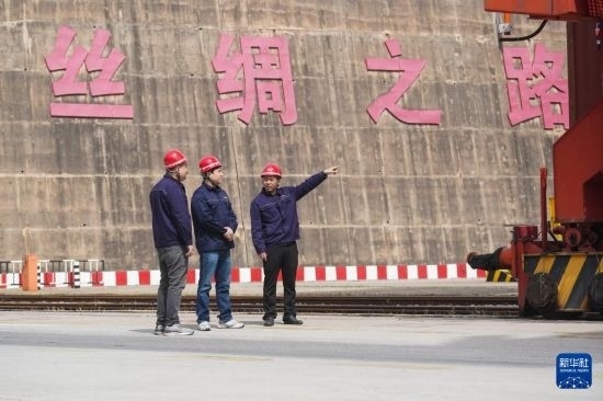 中哈兩國工作人員在中哈連云港物流合作基地交流（2023年5月10日攝）。新華社記者 季春鵬 攝