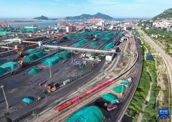 6月26日，“韓國-連云港-中亞”國際多式聯(lián)運(yùn)班列從中哈連云港物流合作基地出發(fā)，駛往哈薩克斯坦、烏茲別克斯坦（無人機(jī)照片）。班列運(yùn)載的55個(gè)大柜此前于6月13日從韓國境內(nèi)發(fā)出，經(jīng)釜山港海運(yùn)抵達(dá)連云港后轉(zhuǎn)由鐵路運(yùn)輸。新華社記者 季春鵬 攝