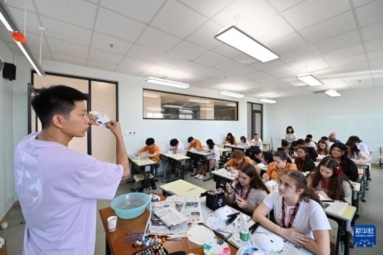 7月3日，外國(guó)學(xué)生在學(xué)習(xí)繪制京劇臉譜。新華社記者 李然 攝