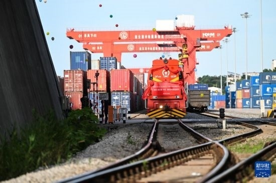6月26日，“韓國-連云港-中亞”國際多式聯(lián)運(yùn)班列從中哈連云港物流合作基地出發(fā)，駛往哈薩克斯坦、烏茲別克斯坦。班列運(yùn)載的55個(gè)大柜此前于6月13日從韓國境內(nèi)發(fā)出，經(jīng)釜山港海運(yùn)抵達(dá)連云港后轉(zhuǎn)由鐵路運(yùn)輸。新華社記者 季春鵬 攝