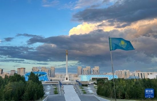 這是7月2日拍攝的哈薩克斯坦首都阿斯塔納獨立廣場。新華社記者 岳月偉 攝