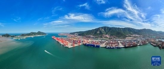 6月26日，貨輪?？吭谶B云港港集裝箱碼頭（無人機(jī)照片）。新華社記者 季春鵬 攝