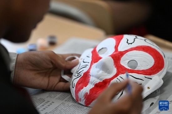 7月3日，外國(guó)學(xué)生在繪制京劇臉譜。新華社記者 李然 攝