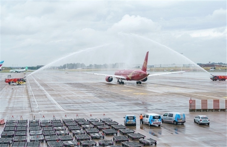 圖為布魯塞爾-上海返程航班出發(fā)前，布魯塞爾機(jī)場方面為返程航班舉行水門儀式。吉祥航空供圖