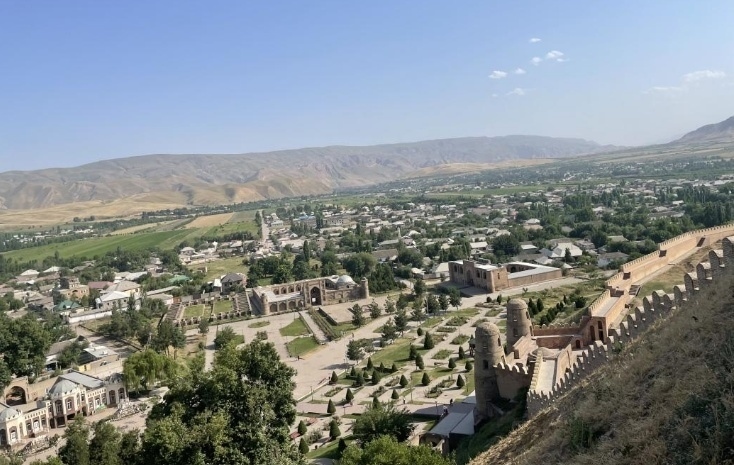 位于塔吉克斯坦杜尚別西北的吉薩爾古城，有著3000多年歷史。有研究認(rèn)為，張騫出使大宛回程途中曾經(jīng)過此地。圖為從吉薩爾古城城墻俯瞰城門與市鎮(zhèn)。本報記者 曲頌 攝