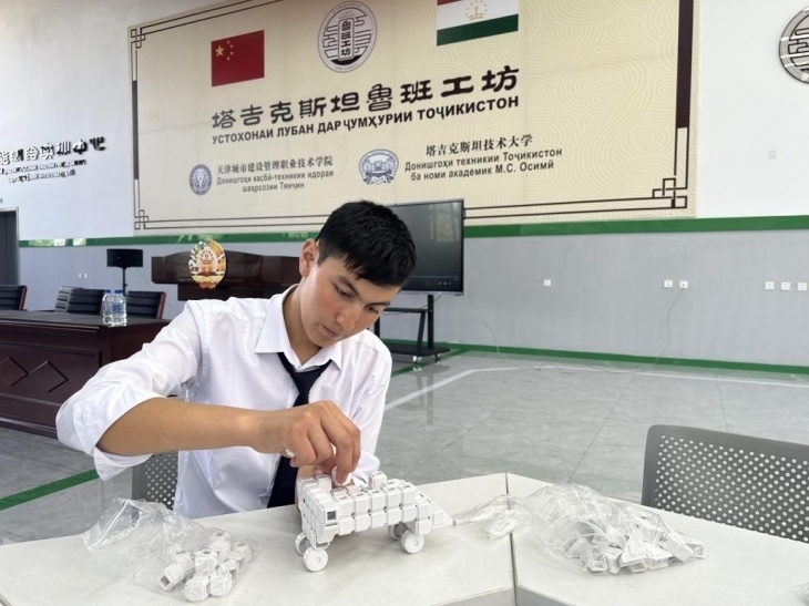 在塔吉克斯坦魯班工坊內(nèi)，學(xué)員正在操作能力源創(chuàng)新套件。本報記者 屈佩 攝