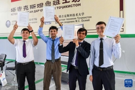 7月3日，在塔吉克斯坦首都杜尚別，魯班工坊赴華留學(xué)生展示錄取通知書(shū)。新華社記者 曹陽(yáng) 攝